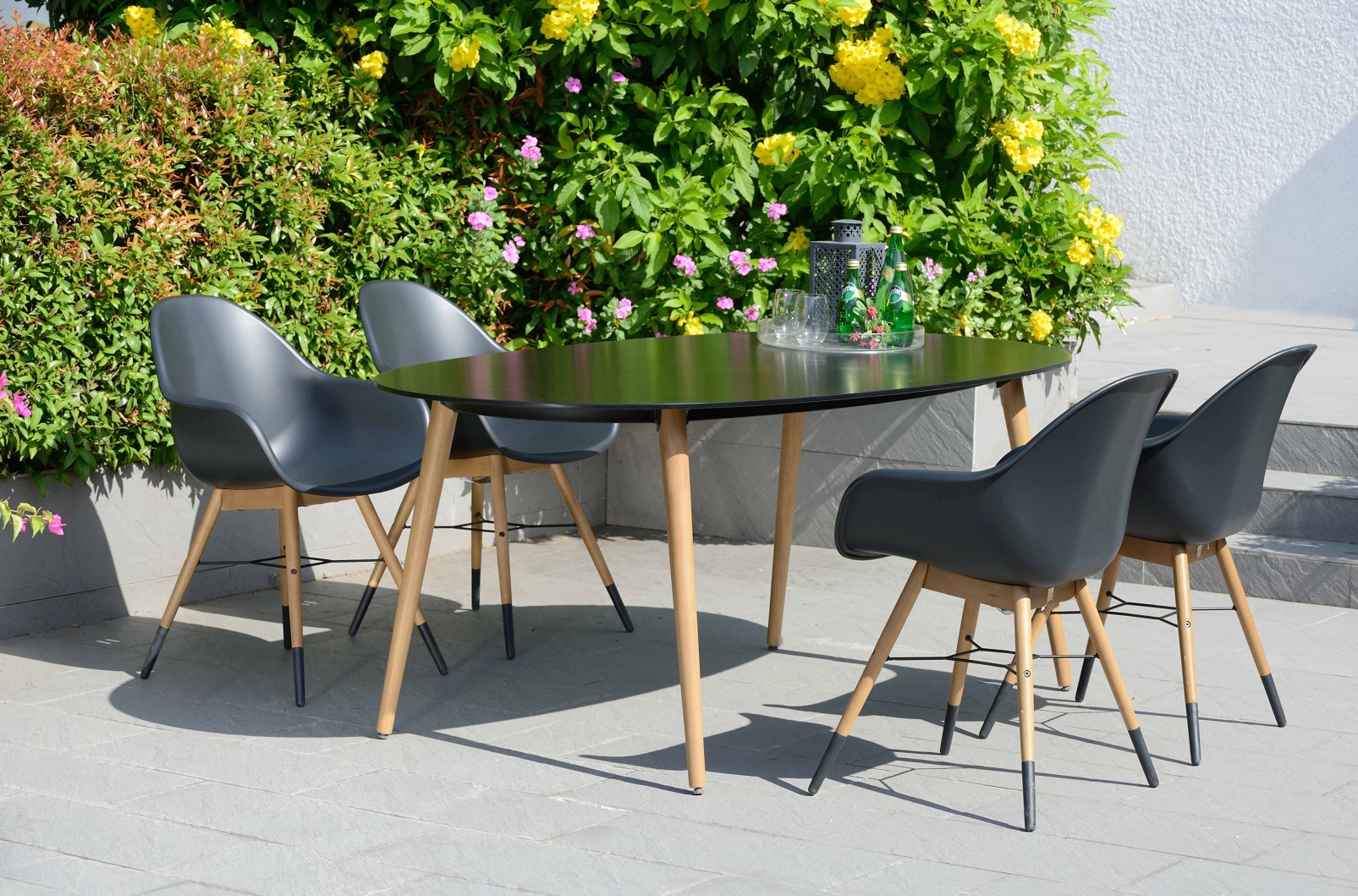 Chamonix matgrupp Bord + 4 st svarta stolar 5990 kr Trendrum se Chamonix matgrupp Bord + 4 st svarta stolar 5990 kr Trendrum se