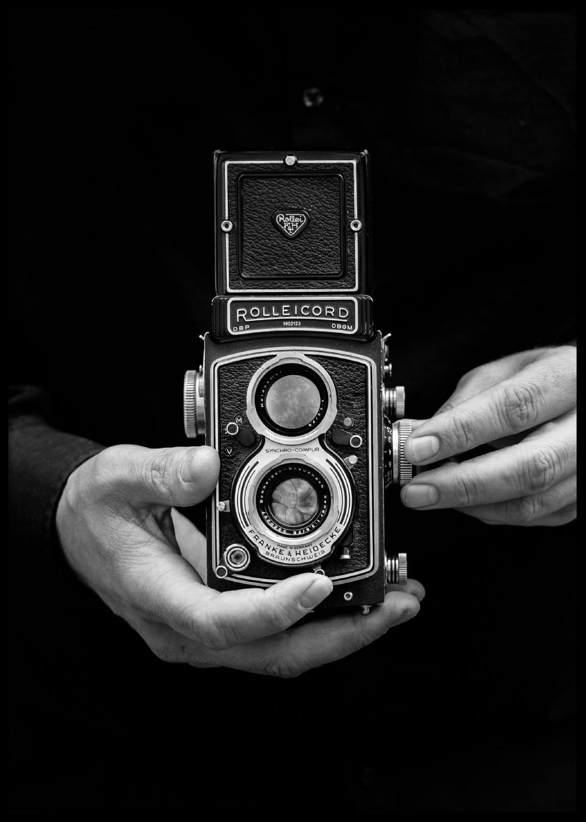 RETRO CAMERA Poster 50x70 Cm 199 Kr Trendrum se a-woman-is-standing-in-front-of-a-wall-with-measurements-for-her-pants