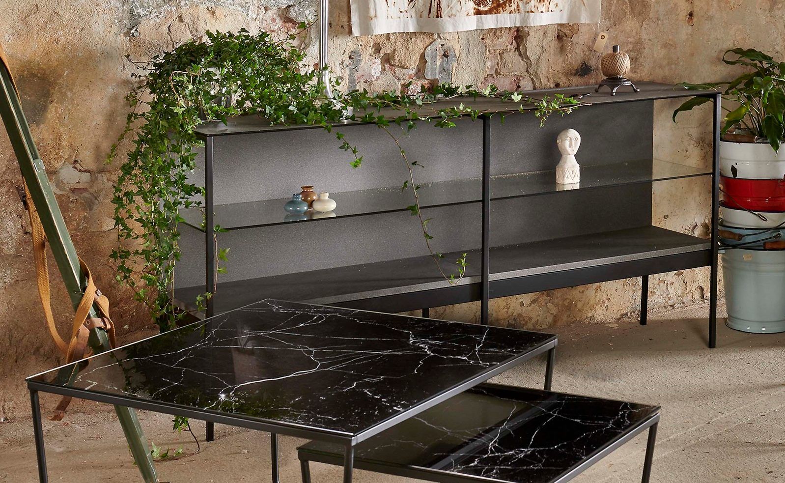 Fiona svart sideboard med glasskiva 160 cm bred