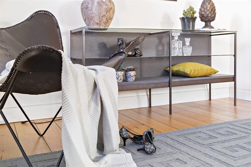 Fiona svart sideboard med glasskiva 160 cm bred - Svart - Products - Förvaring - Förvaringsmöbler - Sideboard & skänk