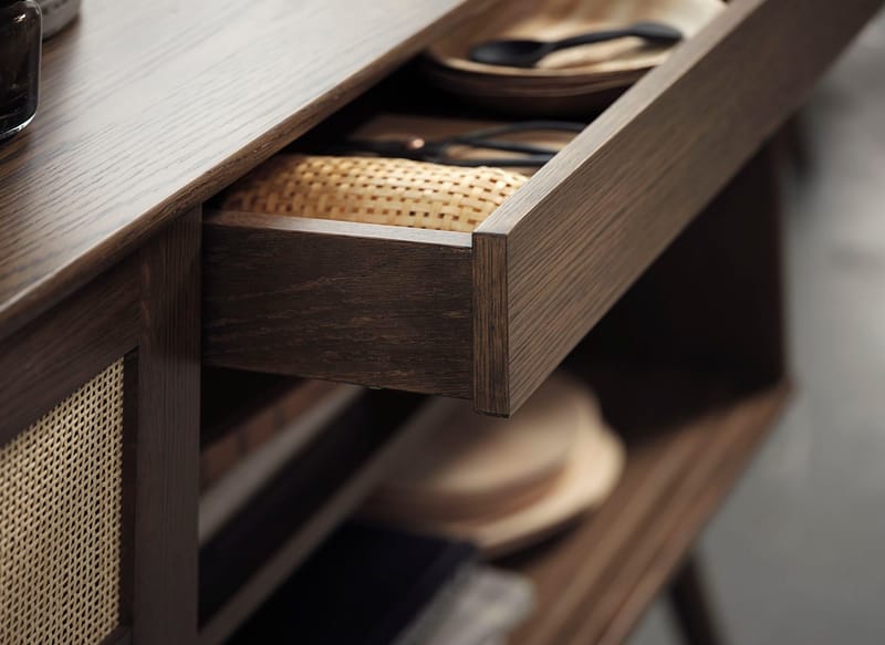 Yuma skänk i smoked oak med rotting detaljer, skjutdörrar - Smoked oak - Products - Förvaring - Förvaringsmöbler - Sideboard & skänk