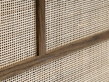 Yuma skänk i smoked oak med rotting detaljer, skjutdörrar - Smoked oak - Products - Förvaring - Förvaringsmöbler - Sideboard & skänk