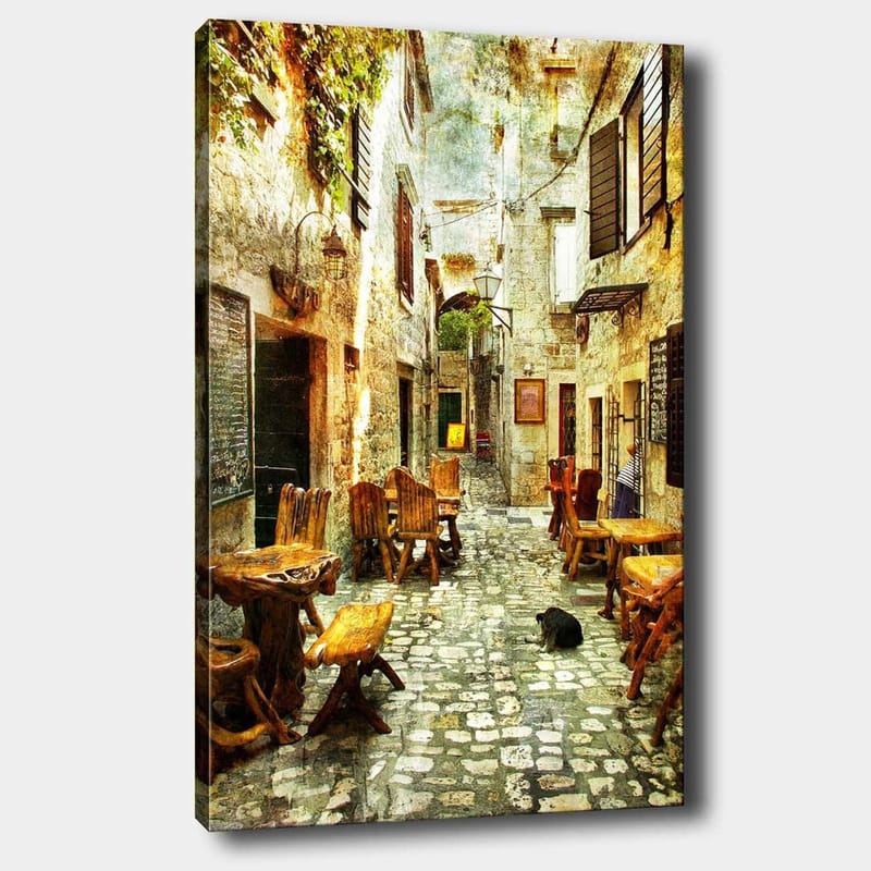 Canvastavla 70x100 cm - Pittoresk gränd med träbord och stolar, omgiven av gamla stenhus, Brun / Grå / Grön
