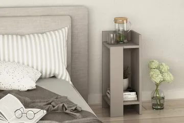 Decorta Sängbord 27 cm med Förvaring Hyllor + Luckor Höger - Brun - Products - Möbler - Bord & matgrupp - Avlastningsbord & sidobord - Sängbord & nattduksbord