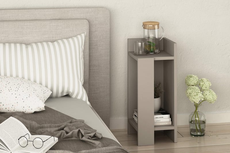 Decorta Sängbord 27 cm med Förvaring Hyllor + Luckor Höger - Brun - Products - Möbler - Bord & matgrupp - Avlastningsbord & sidobord - Sängbord & nattduksbord