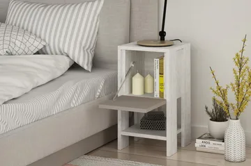 Homitis Sängbord 30 cm med Förvaring Hylla + Lucka - Vit/Trä - Products - Möbler - Bord & matgrupp - Avlastningsbord & sidobord - Sängbord & nattduksbord