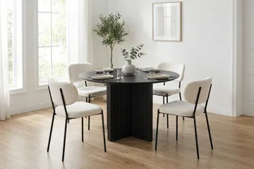 Edda Matgrupp runt 110 cm Svart med 4 Gemmiano Matstolar - Svart - Products - Möbler - Bord & matgrupp - Matgrupp