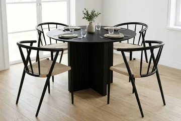 Edda Matgrupp runt 110 cm Svart med 4 Winston Matstolar - Svart - Products - Möbler - Bord & matgrupp - Matgrupp