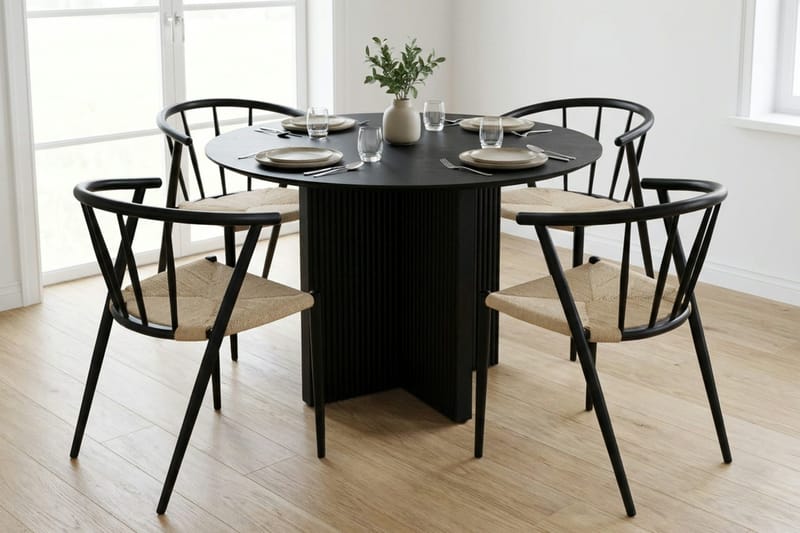 Edda Matgrupp runt 110 cm Svart med 4 Winston Matstolar - Svart - Products - Möbler - Bord & matgrupp - Matgrupp