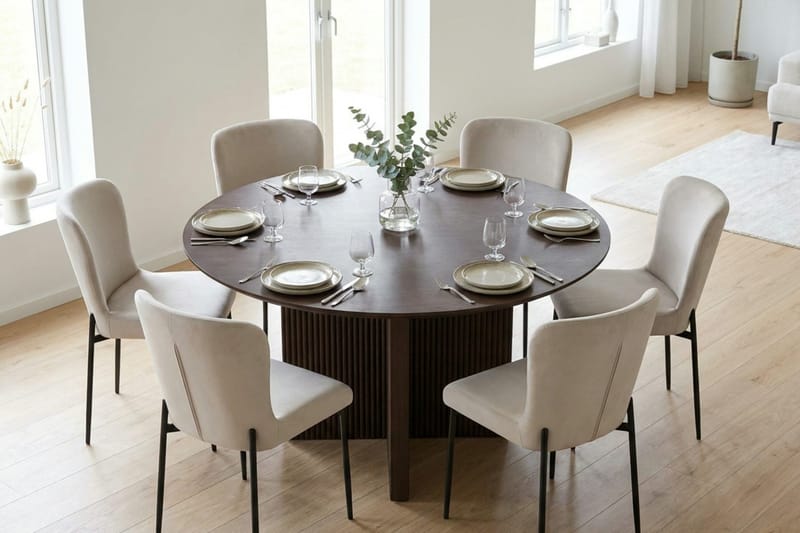 Edda Matgrupp runt 130 cm Rökt Ek med 6 Elsie Matstolar - Rökt ek/Beige - Products - Möbler - Bord & matgrupp - Matgrupp