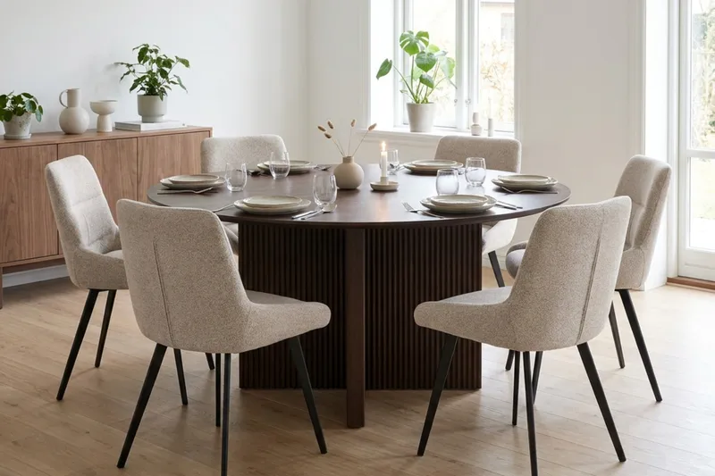 Edda Matgrupp runt 150 cm Rökt Ek med 6 Mora Matstolar - Rökt ek - Products - Möbler - Bord & matgrupp - Matgrupp