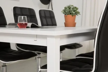 Jasmin Förlängningsbar Matgrupp 180 cm med 6 Frida Stol - Vit/Svart - Products - Möbler - Bord & matgrupp - Matgrupp