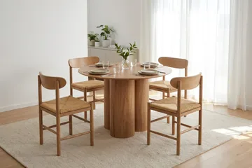 Juno Matgrupp runt 110 cm Ek med 4 Malte Matstolar - Products - Möbler - Bord & matgrupp - Matgrupp