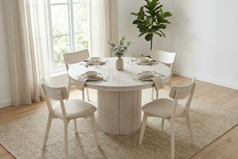 Kopparbo Matgrupp Förlängningsbart runt 120-220 cm Vitlaserad med 4 Amelia Matstolar med Dyna - Vitlaserad/Beige - Products - Möbler - Bord & matgrupp - Matgrupp