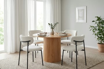 Kopparbo Matgrupp runt 110 cm Ek med 4 Lucy Matstolar - Ek - Products - Möbler - Bord & matgrupp - Matgrupp