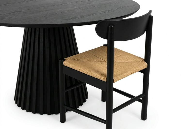 Peyra Matgrupp runt 110 cm Svart med 4 Malte Matstolar - Svartlaserad ek - Products - Möbler - Bord & matgrupp - Matgrupp