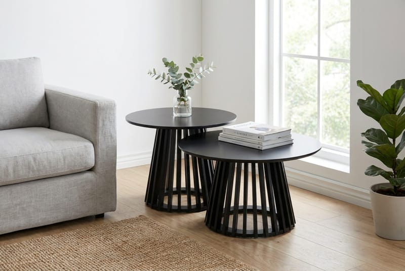 Peyra Soffbord Runt 86 cm Fanér - Svartlaserad ek - Products - Möbler - Bord & matgrupp - Soffbord