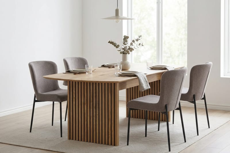 Richeto Matgrupp Ek 180 cm med 4 Elsie Matstolar - Ek - Products - Möbler - Bord & matgrupp - Matgrupp