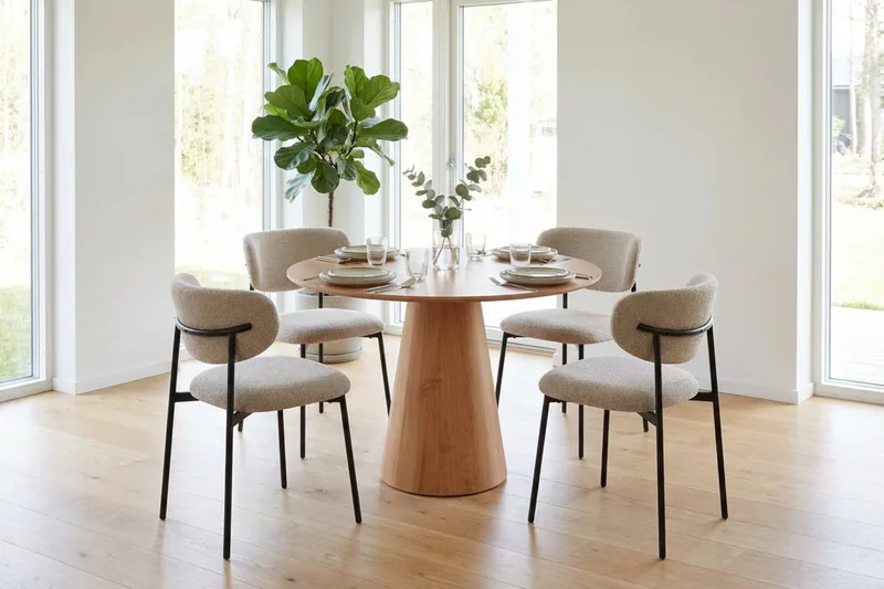 Siena Matgrupp runt 110 cm Ek med 4 Lucy Matstolar - Ek - Products - Möbler - Bord & matgrupp - Matgrupp