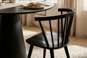 Siena Matgrupp runt 110 cm Svart med 4 Tyrö Matstolar - Svart - Products - Möbler - Bord & matgrupp - Matgrupp