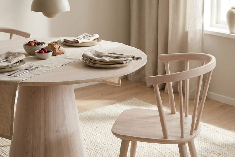 Siena Matgrupp runt 110 cm Vitlaserad med 4 Tyrö Matstolar - Vitlaserad - Products - Möbler - Bord & matgrupp - Matgrupp