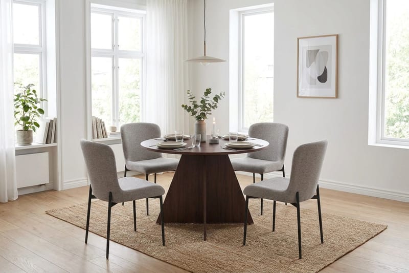 Vera Matgrupp runt 110 cm Valnöt med 4 Elsie Matstolar - Valnöt - Products - Möbler - Bord & matgrupp - Matgrupp