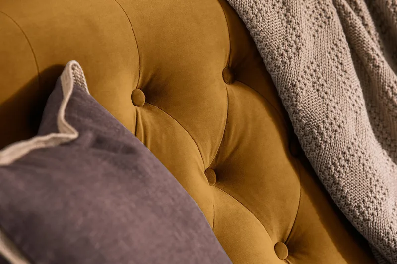 Howard Riviera 3-sits Sammetssoffa - Mörkgul - Products - Möbler - Soffa - 3 sits soffa