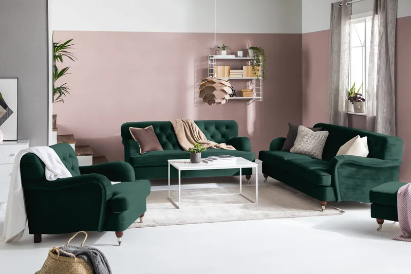 Howard Riviera Soffgrupp 3-sits + 2-sits Soffa + Fåtölj + Fotpall i Sammet - Grön - Products - Möbler - Soffa - Soffgrupp - Howard soffgrupp