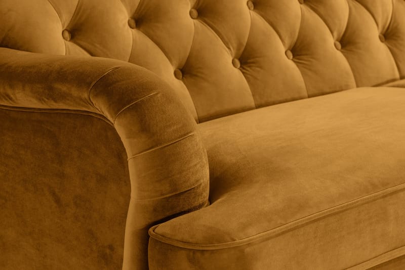 Howard Riviera Soffgrupp 3-sits + 2-sits Soffa + Fåtölj + Fotpall i Sammet - Mörkgul - Products - Möbler - Soffa - Soffgrupp - Howard soffgrupp