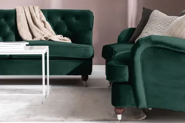 Howard Riviera Soffgrupp Svängd 3-sits + 2-sits Soffa + Fåtölj + Fotpall i Sammet - Grön - Products - Möbler - Soffa - Soffgrupp - Howard soffgrupp