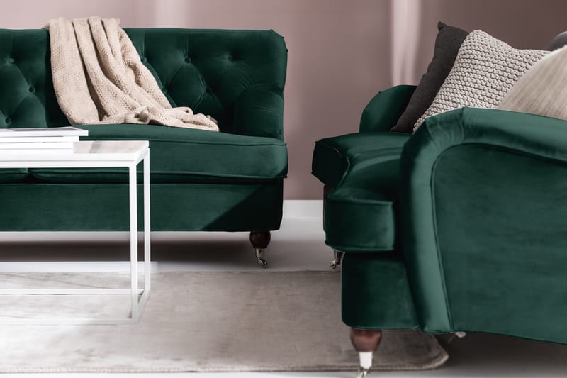 Howard Riviera Soffgrupp Svängd 3-sits + 2-sits Soffa + Fåtölj + Fotpall i Sammet - Grön - Products - Möbler - Soffa - Soffgrupp - Howard soffgrupp