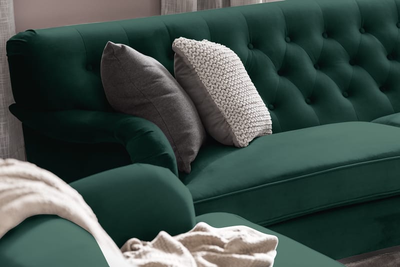 Howard Riviera Soffgrupp Svängd 3-sits + 2-sits Soffa + Fåtölj + Fotpall i Sammet - Grön - Products - Möbler - Soffa - Soffgrupp - Howard soffgrupp