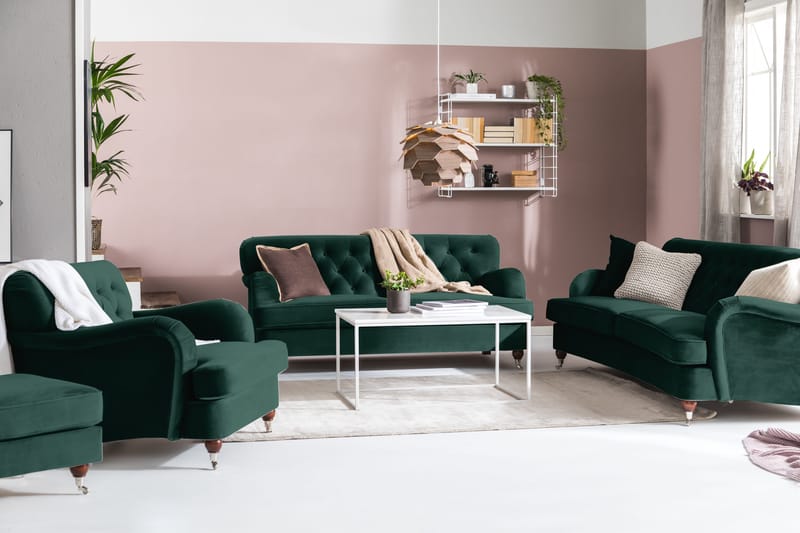 Howard Riviera Soffgrupp Svängd 3-sits + 2-sits Soffa + Fåtölj + Fotpall i Sammet - Grön - Products - Möbler - Soffa - Soffgrupp - Howard soffgrupp
