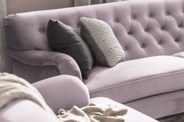 Howard Riviera Soffgrupp Svängd 3-sits + 2-sits Soffa + Fåtölj + Fotpall i Sammet - Lila - Products - Möbler - Soffa - Soffgrupp - Howard soffgrupp