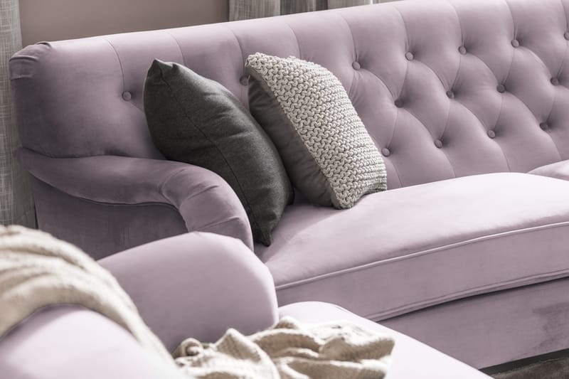 Howard Riviera Soffgrupp Svängd 3-sits + 2-sits Soffa + Fåtölj + Fotpall i Sammet - Lila - Products - Möbler - Soffa - Soffgrupp - Howard soffgrupp