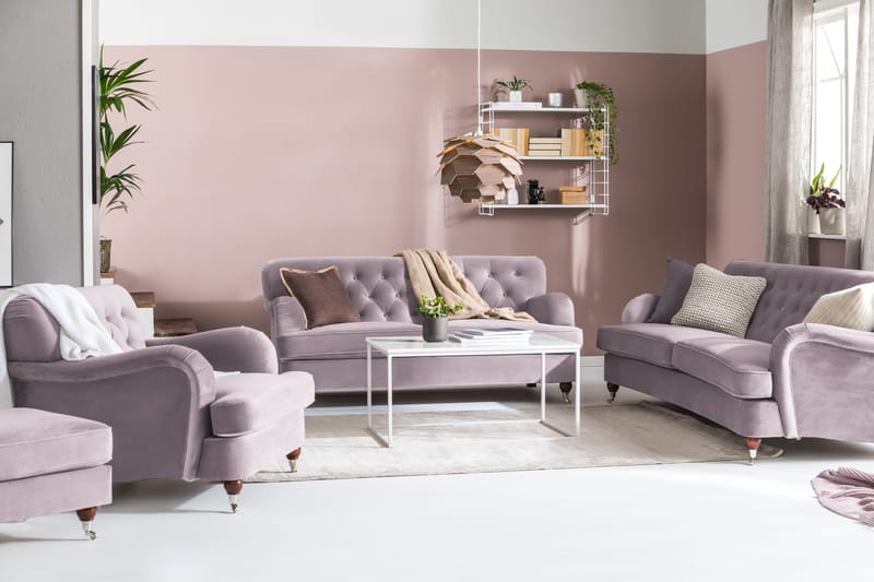 Howard Riviera Soffgrupp Svängd 3-sits + 2-sits Soffa + Fåtölj + Fotpall i Sammet - Lila - Products - Möbler - Soffa - Soffgrupp - Howard soffgrupp