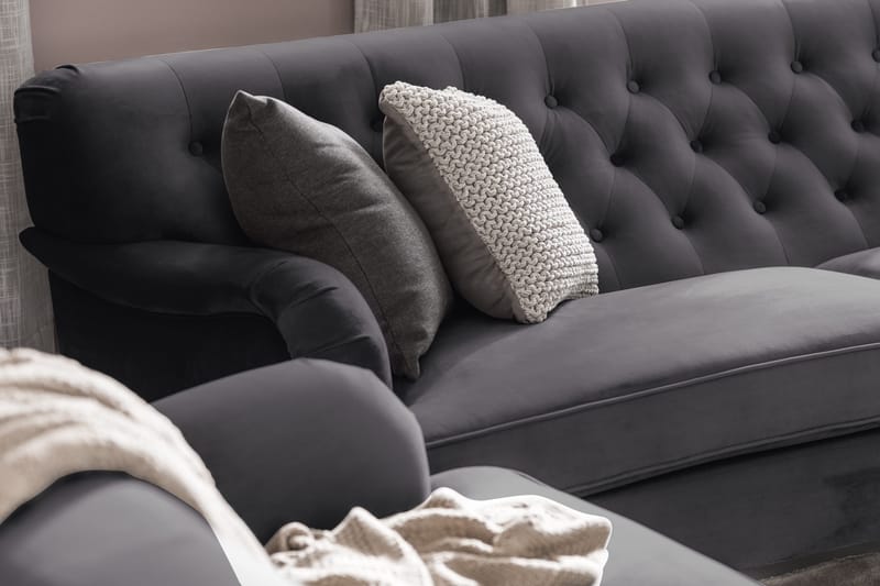 Howard Riviera Soffgrupp Svängd 3-sits + 2-sits Soffa + Fåtölj + Fotpall i Sammet - Mörkgrå - Products - Möbler - Soffa - Soffgrupp - Howard soffgrupp