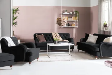 Howard Riviera Soffgrupp Svängd 3-sits + 2-sits Soffa + Fåtölj + Fotpall i Sammet - Svart - Products - Möbler - Soffa - Soffgrupp - Howard soffgrupp