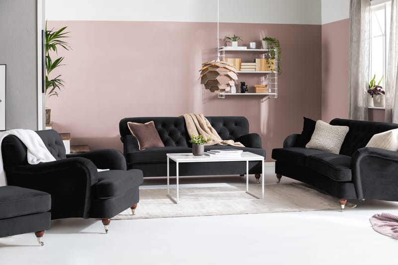 Howard Riviera Soffgrupp Svängd 3-sits + 2-sits Soffa + Fåtölj + Fotpall i Sammet - Svart - Products - Möbler - Soffa - Soffgrupp - Howard soffgrupp