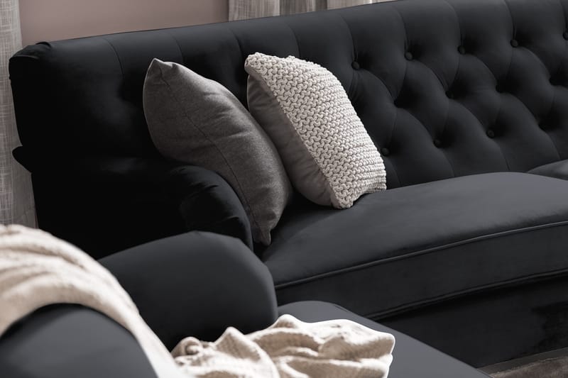 Howard Riviera Soffgrupp Svängd 3-sits + 2-sits Soffa + Fåtölj + Fotpall i Sammet - Svart - Products - Möbler - Soffa - Soffgrupp - Howard soffgrupp