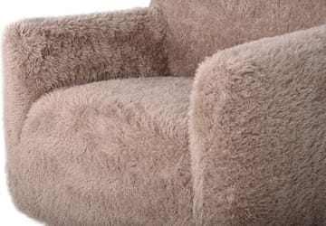 Fåtölj i fluffigt nougatfärgat tyg - Products - Möbler - Fåtölj & stolar - Fåtölj