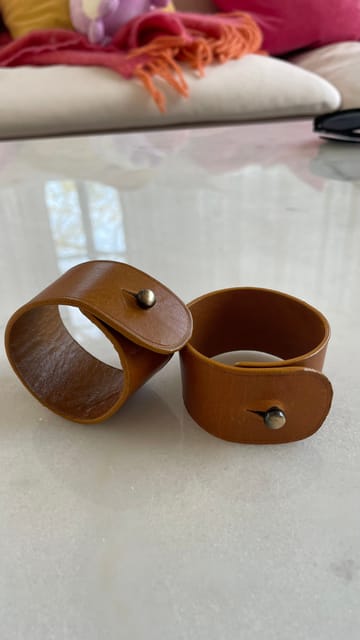 Servettring läder med bollspänne - brun - Products - Servering & matlagning - Bricka & fat - Serveringsfat & serveringsbricka