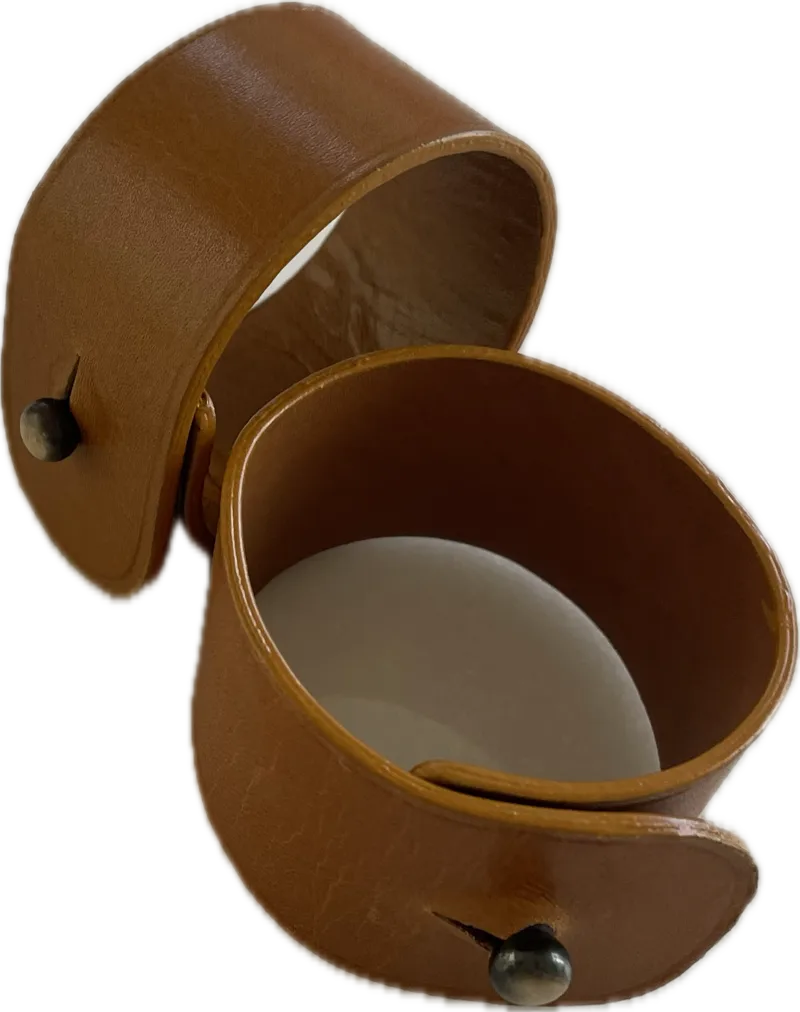 Servettring läder med bollspänne - brun - Products - Servering & matlagning - Bricka & fat - Serveringsfat & serveringsbricka