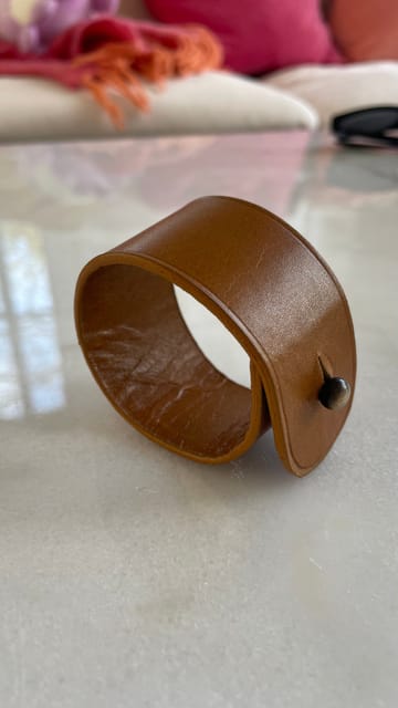 Servettring läder med bollspänne - brun - Products - Servering & matlagning - Bricka & fat - Serveringsfat & serveringsbricka