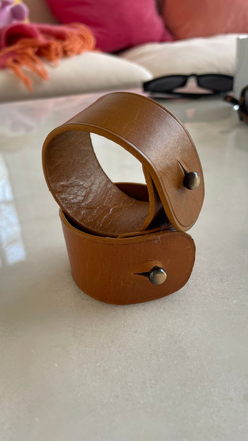 Servettring läder med bollspänne - brun - Products - Servering & matlagning - Bricka & fat - Serveringsfat & serveringsbricka