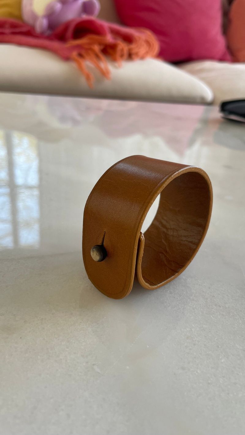 Servettring läder med bollspänne - brun - Products - Servering & matlagning - Bricka & fat - Serveringsfat & serveringsbricka