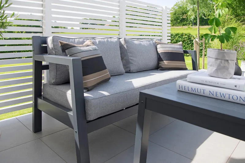 Hillerstorp Stoltö Lounge Utesoffa - Grå|Svart - Products - Utemöbler & utemiljö - Balkong & altan - Balkongmöbler - Balkongsoffa