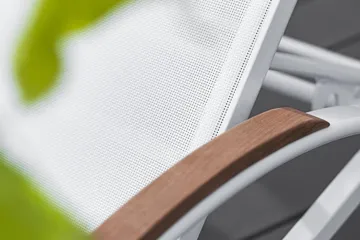 Hillerstorp Nydala Solsäng Vit/Teak - Hillerstorp - Products - Utemöbler & utemiljö - Utestol & trädgårdsstol - Solsäng & solvagn