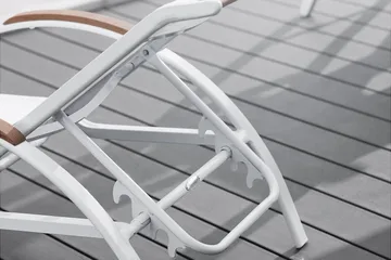 Hillerstorp Nydala Solsäng Vit/Teak - Hillerstorp - Products - Utemöbler & utemiljö - Utestol & trädgårdsstol - Solsäng & solvagn