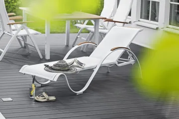 Hillerstorp Nydala Solsäng Vit/Teak - Hillerstorp - Products - Utemöbler & utemiljö - Utestol & trädgårdsstol - Solsäng & solvagn